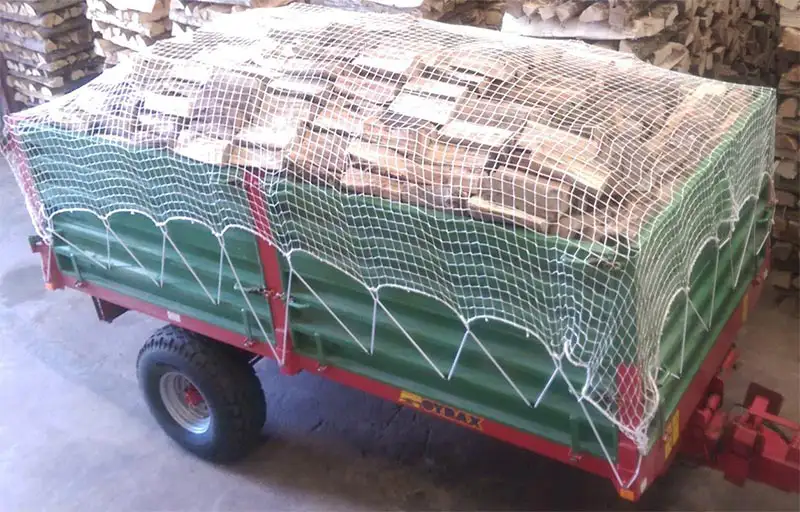 remorque de bois de chauffage avec un filet